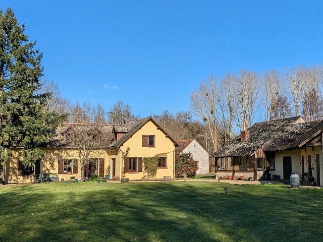 1Km d'un village avec commerces, maison 4 chambres, 2,9ha 164m² Le Mans