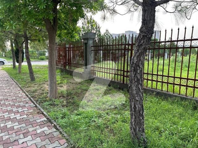1Kanal Corner Develop Possession Solid land plot in Available For Sale In B block Gulberg Residencia Block B