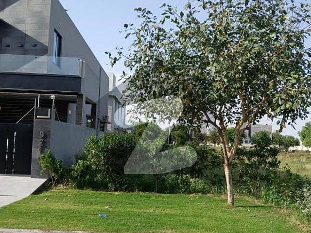 1kanal Corner Prime location plot, Drict access from main 160fet road