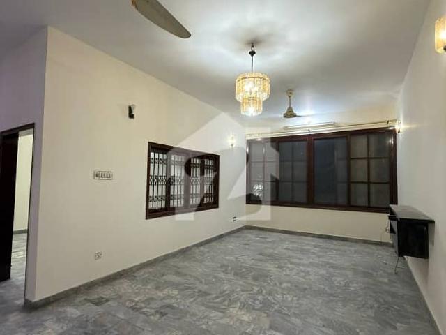 1st floor of bungalow 600 yards with roof block 6 fb area