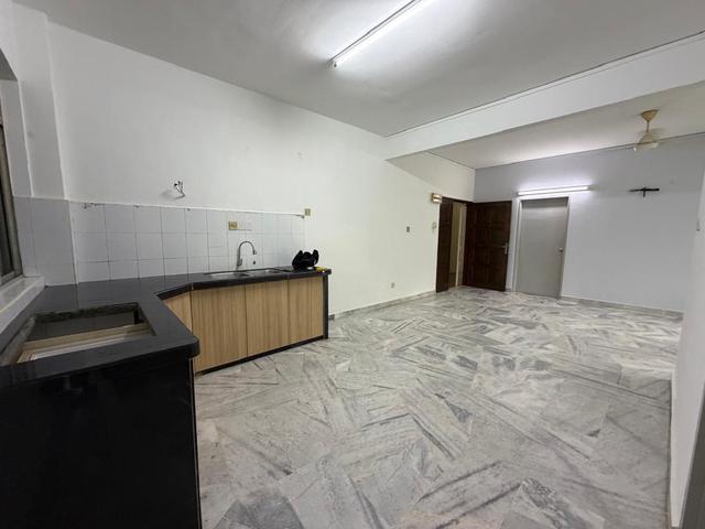 1st floor Low density Desa Dayan 850sf Bj newly renovated