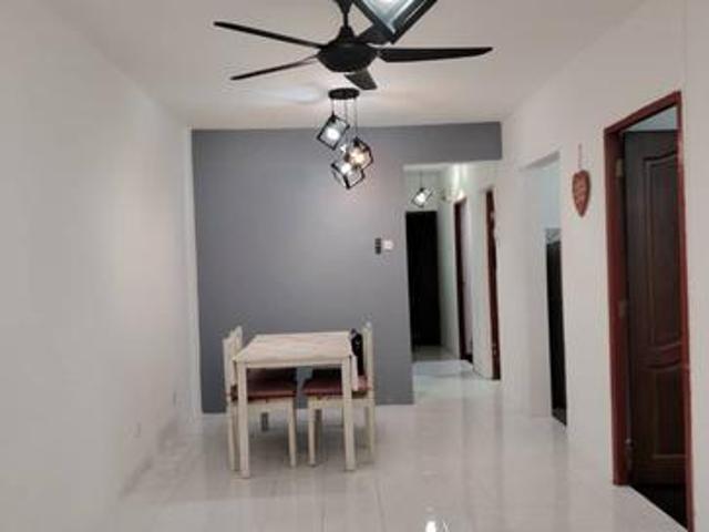 1st Floor Renovated 3r 2b 2 car park Near MRT Non Bumi