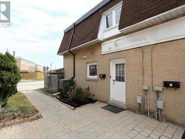 23 Town House Crescent, Brampton, ON, L6W 3C3 townhouse for sale | Listing ID W12072 | Royal LePage