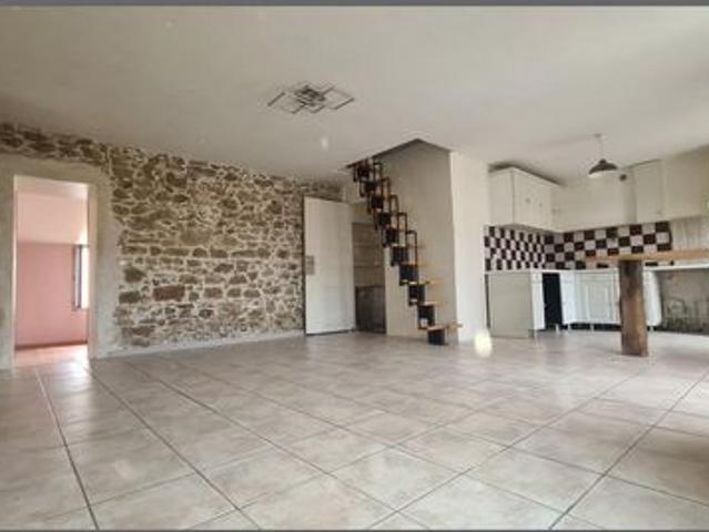 2/3 chambres, 1 bureau. Be lespace en pelouse avec garage