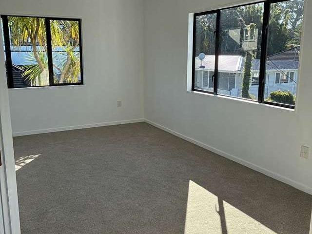 2/3 Dallinghoe Crescent, Milford, North Shore City