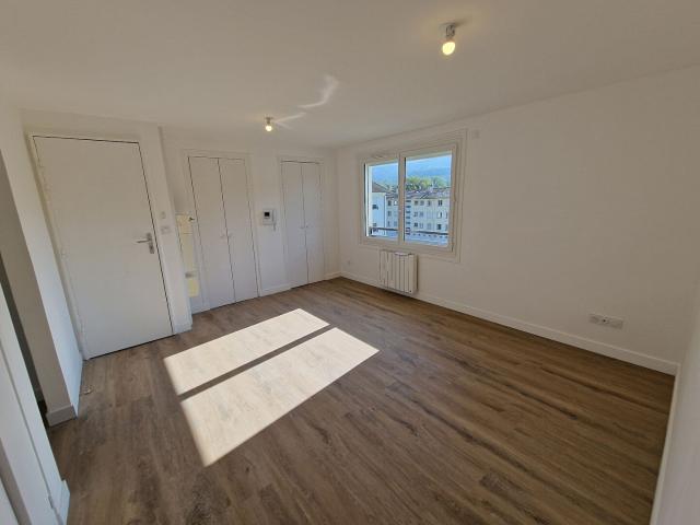 23JG949 T3 porte 2B 2èmeD. + cave n°8 + garage n°10 Montréal immeuble CONDAMINES