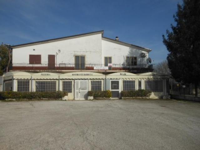 2004/PRESENZANO Appartamento al piano primo di mq 130 al bivio di Presenzano con 2.000 mq di terreno industriale. Subito abitabile caratterizzato da o