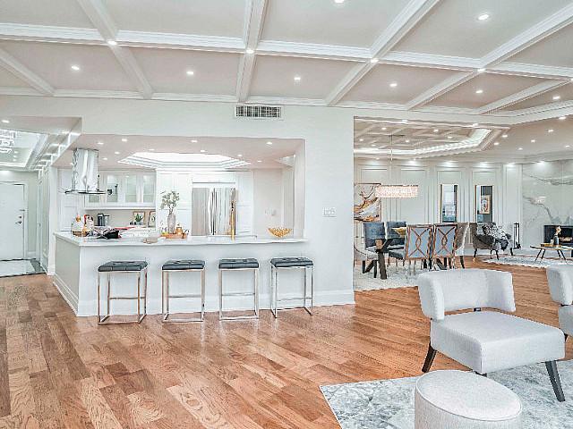 2000 Sqft Penthouse Condo In Etobicoke