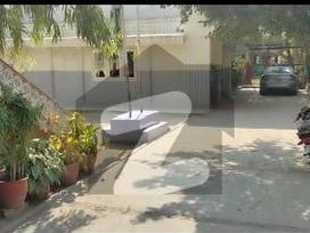 2000 yards school for rent in pechs block 6