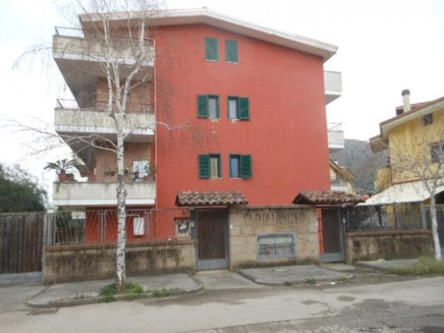 2000/VAIRANOSCALO Appartamento di mq 50 al piano terra in via Alcide De Gasperi a Vairano Scalo. Sala/ingresso, cucina, camera da letto e bagno. Corti