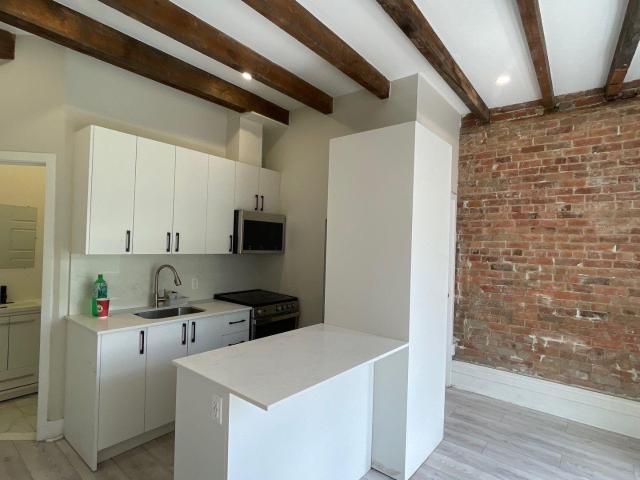 2002 2010 St Andre 4 1/2 Apartment for Rent