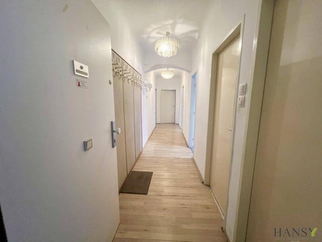 200 m zur Mariahilfer Straße! Schöne Wohnung mit 3 getrennten Schlafzimmern WG tauglich! und Parkmöglichkeit im Innenhof!