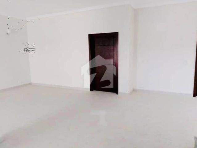 200sq yd 3 Bedrooms Luxury Villa is Available FOR RENT. 8km from Entrance of BTK. 3 Bed DDL 1 Kitchen