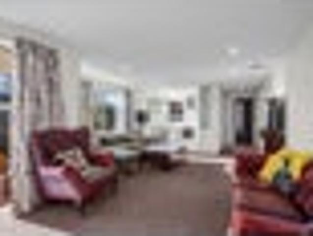 2015 Modern Build, Private & Easy Care