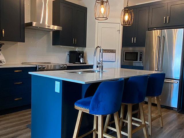 2019 Condo 2beds/2baths+large Patio+underground Parking Stall