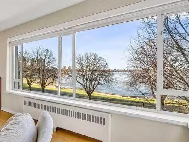 201 1949 Beach Avenue, Vancouver, BC, V6G 1Z2 Single Family.