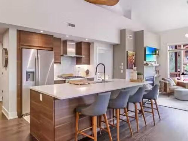 201 3000C Stewart Creek Drive, Canmore, AB, T1W 0G5 townhous.