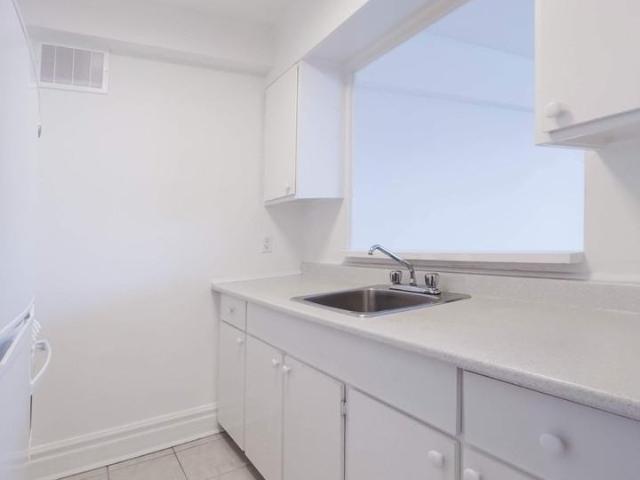 201 METCALFE 2 Bedroom Apartment for Rent at 201 Av Metcalfe, Westmount, QC H3Z 2H7