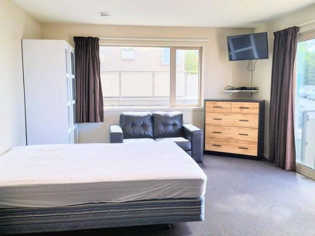 2027 Modern studio rooms available