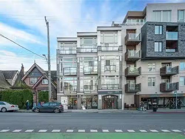 203 1121 Fort St, Victoria, BC, V8V 3K9 Single Family Proper.