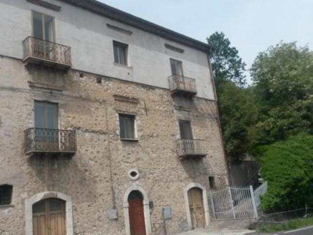 2044/SESTOCAMPANO Casa indipendente si mq 330 su tre livelli con parco di mq 5.000 con uliveto a Sesto Campano