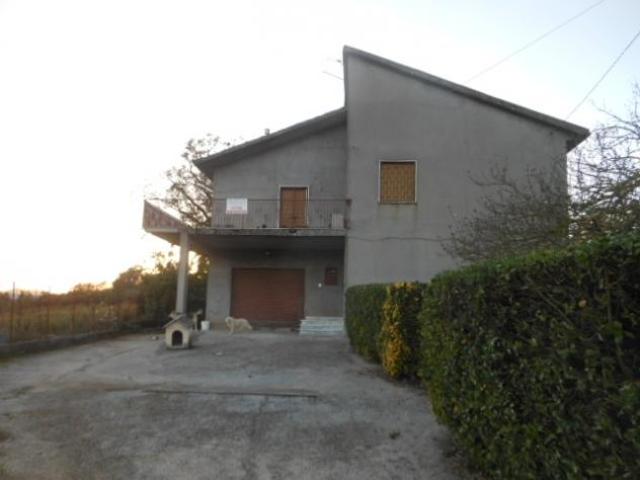 2041/CAIANELLO Proponiamo in vendita una spaziosa abitazione indipendente di circa 300 mq calpestabili, disposta su due livelli e situata in zona tran