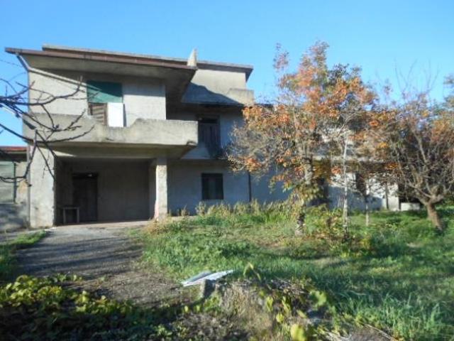 2042/VALDASSANO Casa indipendente di mq 450 allo stato grezzo su due livelli con terreno circostante di 25.000 mq a Val D’Assano