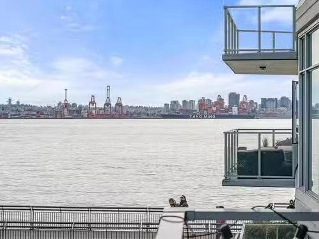 204 175 Victory Ship Way, North Vancouver, BC, V7L 0G1 Singl.