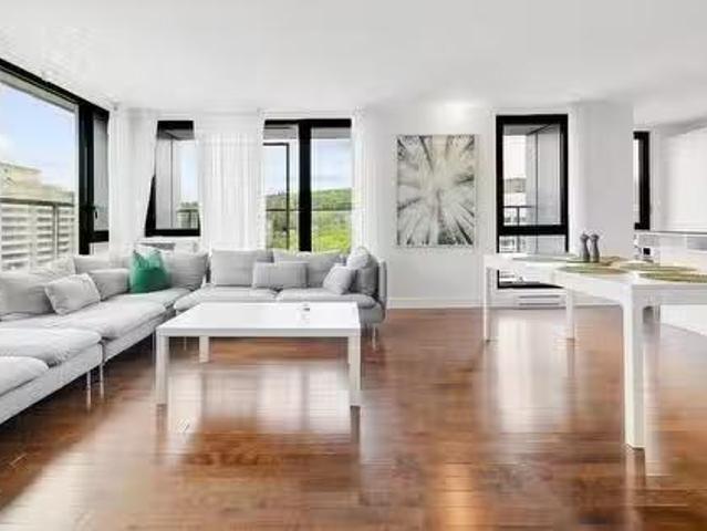 2055 1414 Rue Chomedey, Montréal Ville Marie, QC, H3H 0A2.