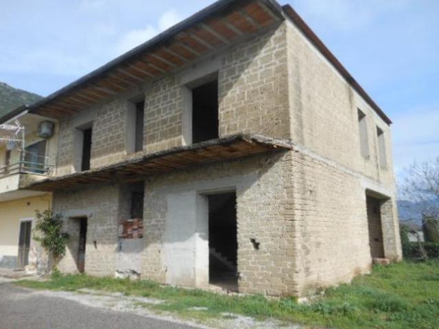 2053/PIETRAVAIRANO Casa indipendente di mq 260 su due livelli semindipendente, affiancata per un lato. Allo stato grezzo con spazio pertinenziale di c