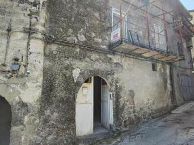 2067/CASAFREDDA In posizione panoramica, casa indipendente di mq 80 affiancata su due lati, disposta su tre livelli in via Corteciceri a Casafredda