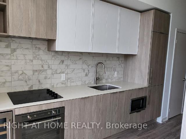 209 2020 Bathurst Street in Toronto: Humewood Cedarvale Condo Apartment for lease Toronto C03: MLS®# C13454286