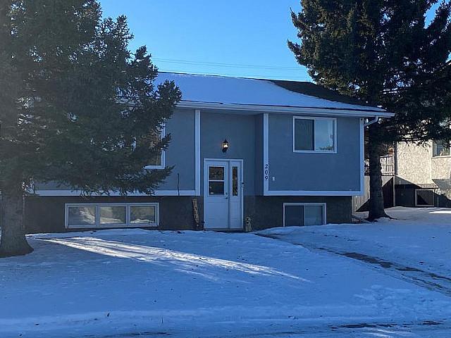 209 9th Ave Sundre, Ab Bi level
