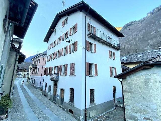 20 Zimmer Dorfhaus mit schöner Aussicht / 20 Zimmer Haus im Zentrum mit schöner Aussicht