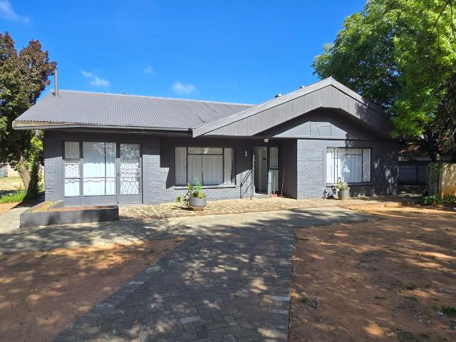 20 Bedroom House in Universitas