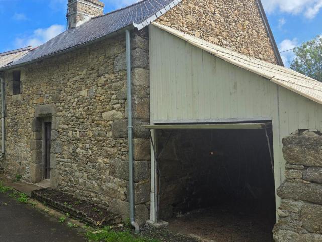 20 min au Sud de Guingamp Maison sur environ 5000m2 de terrain avec hangar