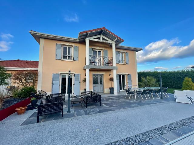 20 MN DE LYON SUR SAINTE CONSORCE MAISON DE 140M2 AVEC PISCINE CHAUFFEE