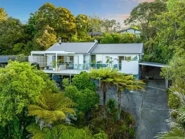 20 Raroa Terrace, Waiatarua, Waitakere City