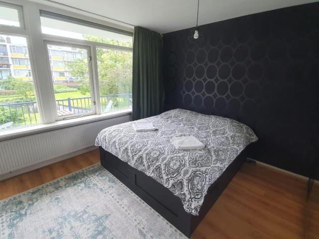20 sqm room in 90 sqm apartment with pond view!