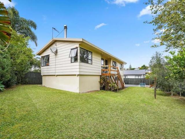 2/109 Athena Drive, Totara Vale, North Shore City