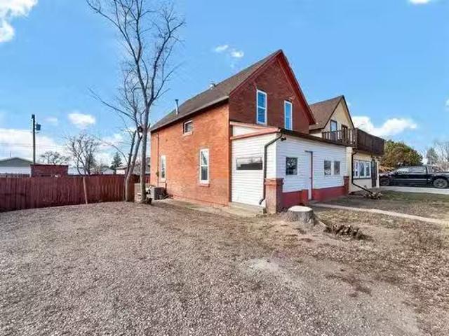 210 2 Street Se, Redcliff, AB, T0J 2P0 house for sale Listi.