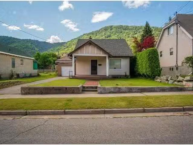 2118 Third Avenue, Trail, BC, V1R 1R8 house for sale Listin.