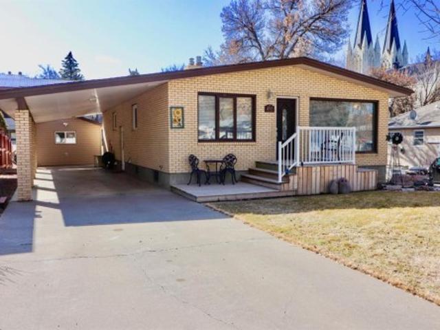 211 3 Street Ne, Medicine Hat, AB, T1A 5M4 house for sale | Listing ID A2301 | Royal LePage