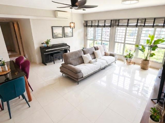 211 Boon Lay Place HDB Apartment For Sale, $299,000, 2 Bed 1 Bath 689 sqft $434.00 psf