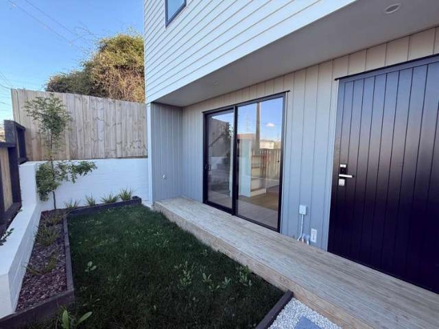 2/123 Barrack Road, Mt Wellington, Auckland City