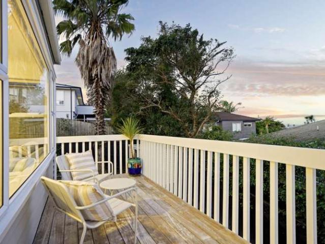 2/17 Masterton Road, Rothesay Bay, North Shore City