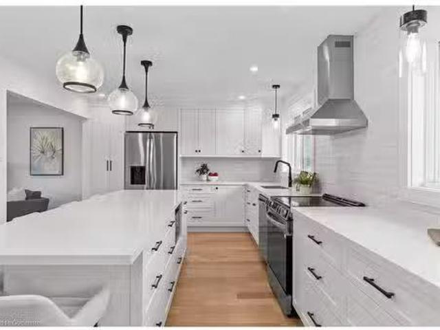 2185 Blackburn Court, Burlington, ON, L7P 4B3 house for sale.