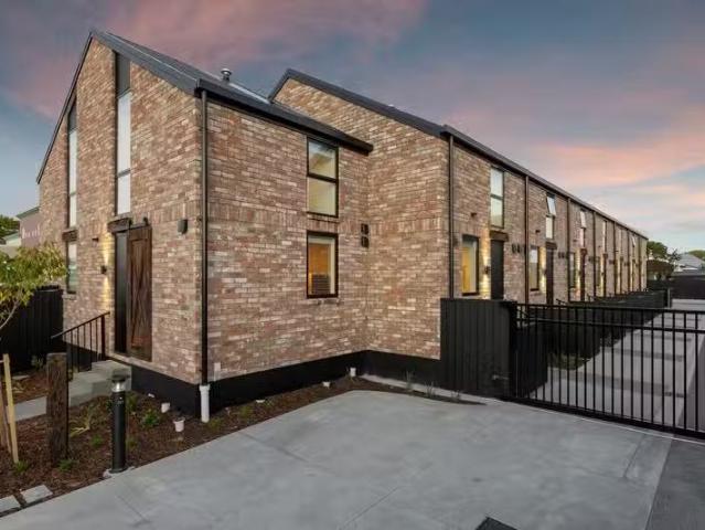 2/196 Hills Road, Edgeware, NZ 8013 Townhouse for Sale