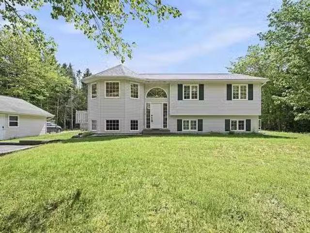 219 Monarch Drive, Beaver Bank, NS, B4E 3J1 house for sale.