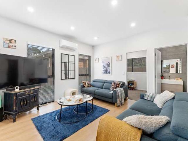21 Vanderbilt Parade, Albany, North Shore City
